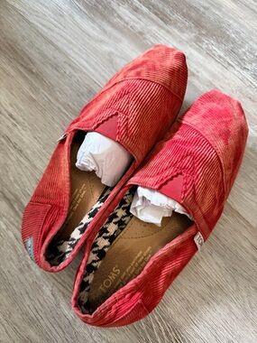 TOMS Corduroy Slip-On Shoes in Red Size 7